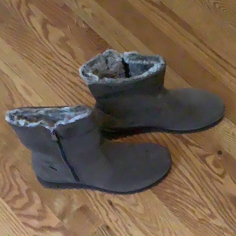 Women’s suede boots; Igi & Co; fits size 8 US